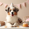 Hond die zijn verjaardag viert met een feestmuts op, slingers in de achtergrond en een verjaardags taart.