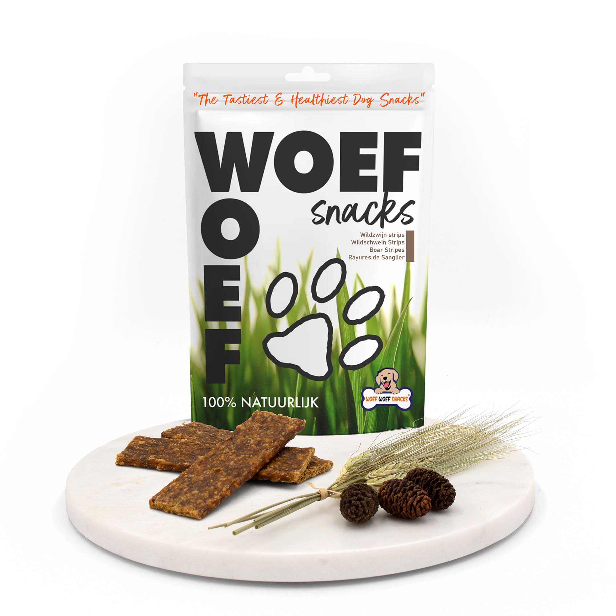Wildzwijnstrips met op de achtergrond de verpakking van het merk Woef Woef Snacks.