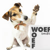Jack russel hond die erg blij is met de ontvangen Woef Woef Snackbox. De achtergrond van de afbeelding is helemaal wit.