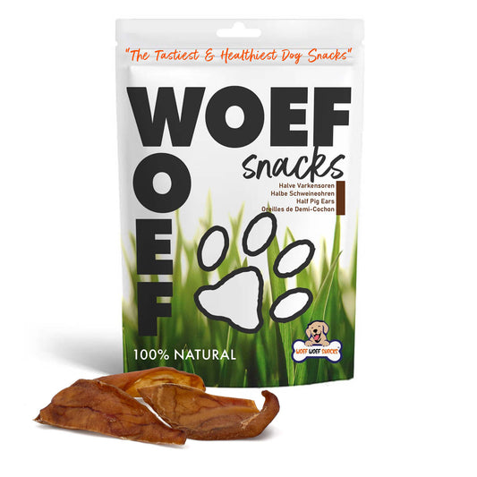 Varkensoren met op de achtergrond de verpakking van het merk Woef Woef Snacks.