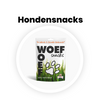 Verpakking voor de natuurlijke snacks van Woef Woef Snacks. De verpakking is zwart met wit, wat groen en een klein beetje oranje.