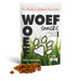 Eenden trainers met op de achtergrond de verpakking van het merk Woef Woef Snacks.