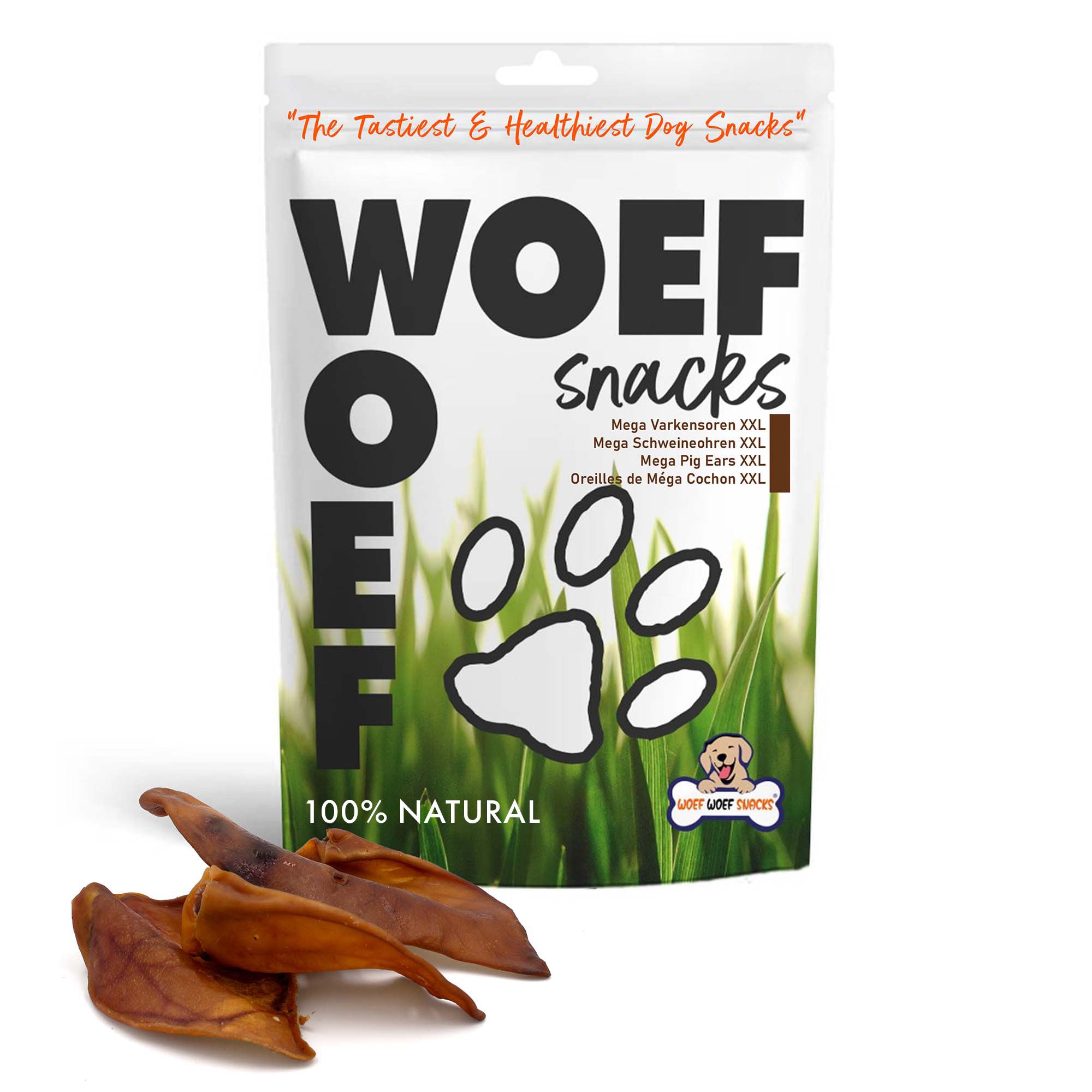 Hele grote varkensoren met de verpakking op de achtergrond van het merk Woef Woef Snacks. De snacks worden Mega varkensoren XXL genoemd.