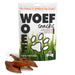 Hele grote varkensoren met de verpakking op de achtergrond van het merk Woef Woef Snacks. De snacks worden Mega varkensoren XXL genoemd.
