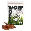 Hele grote varkensoren met de verpakking op de achtergrond van het merk Woef Woef Snacks. De snacks worden Mega varkensoren XXL genoemd.