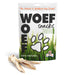 Konijnenoren met vacht met op de achtergrond de verpakking van het merk Woef Woef Snacks.