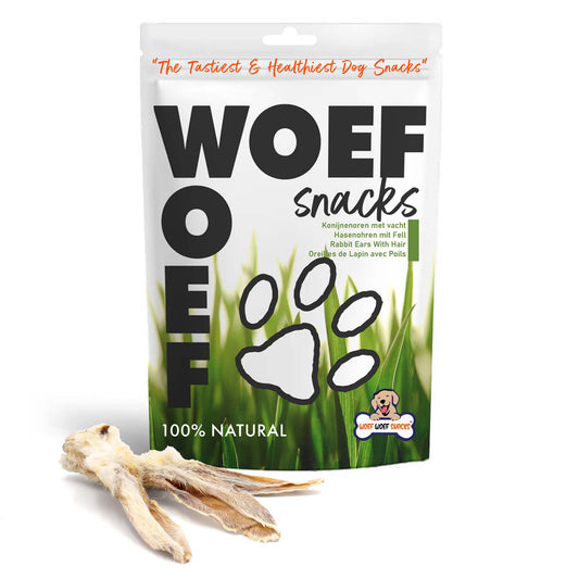 Konijnenoren met vacht met op de achtergrond de verpakking van het merk Woef Woef Snacks.