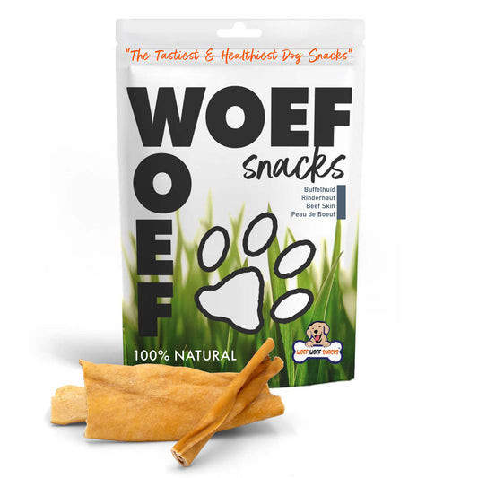 Rundersnacks/runderkophuid natuurlijke hondensnacks met op de achtergrond de verpakking waar de snacks inzitten van het merk Woef Woef Snacks.
