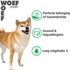 Afbeelding in Gallery-weergave laden, Shiba Inu hond met drie iconen als USP&#39;s voor de snacks. Bij de eerste staat dat het een perfecte beloning of tussendoortje is. Bij het tweede icoon staat dat het gezond en hypoallergeen is. Bij het derde icoon staat dat de hondensnack een laag vetgehalte heeft. 